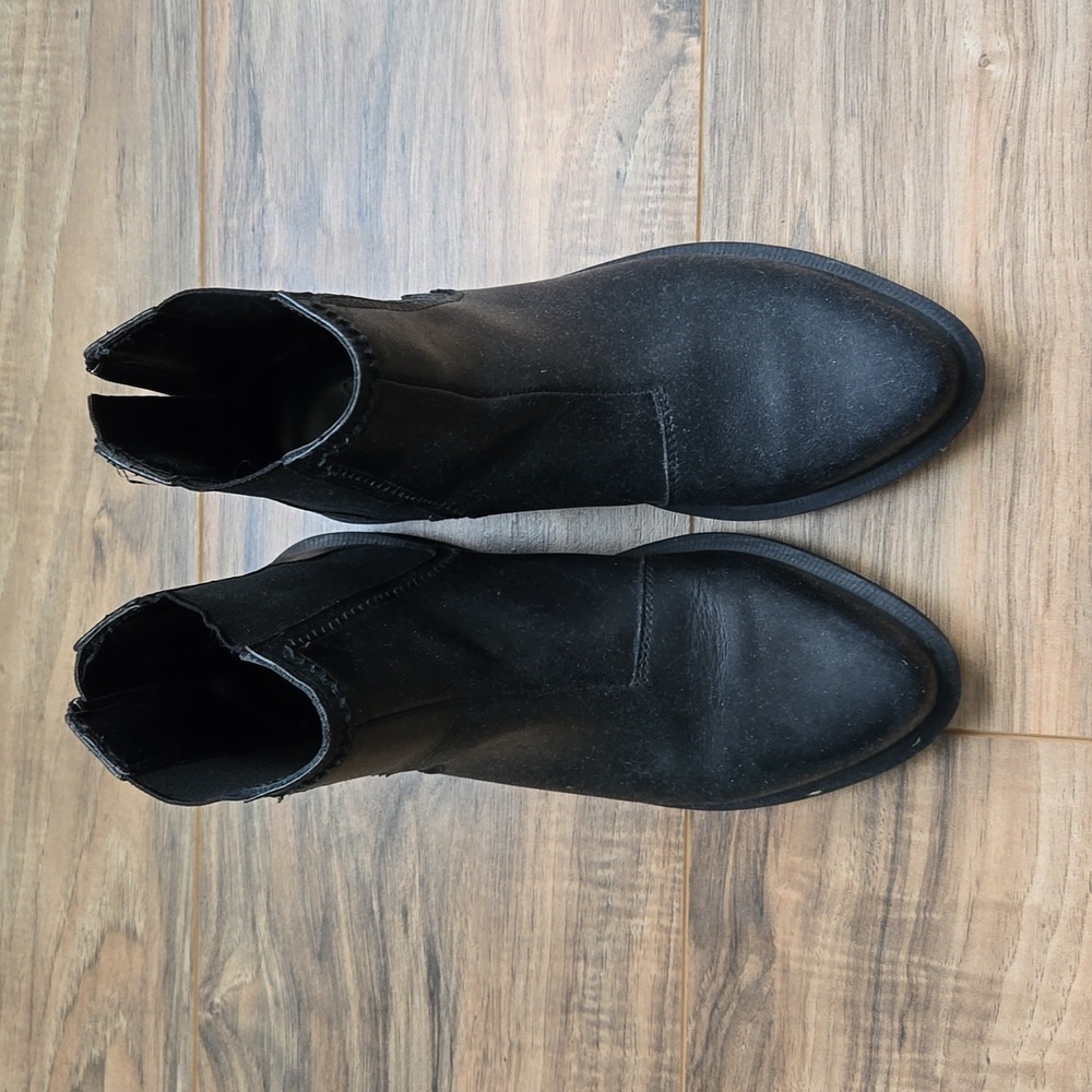Black Dr. Martens zip chelsea boots